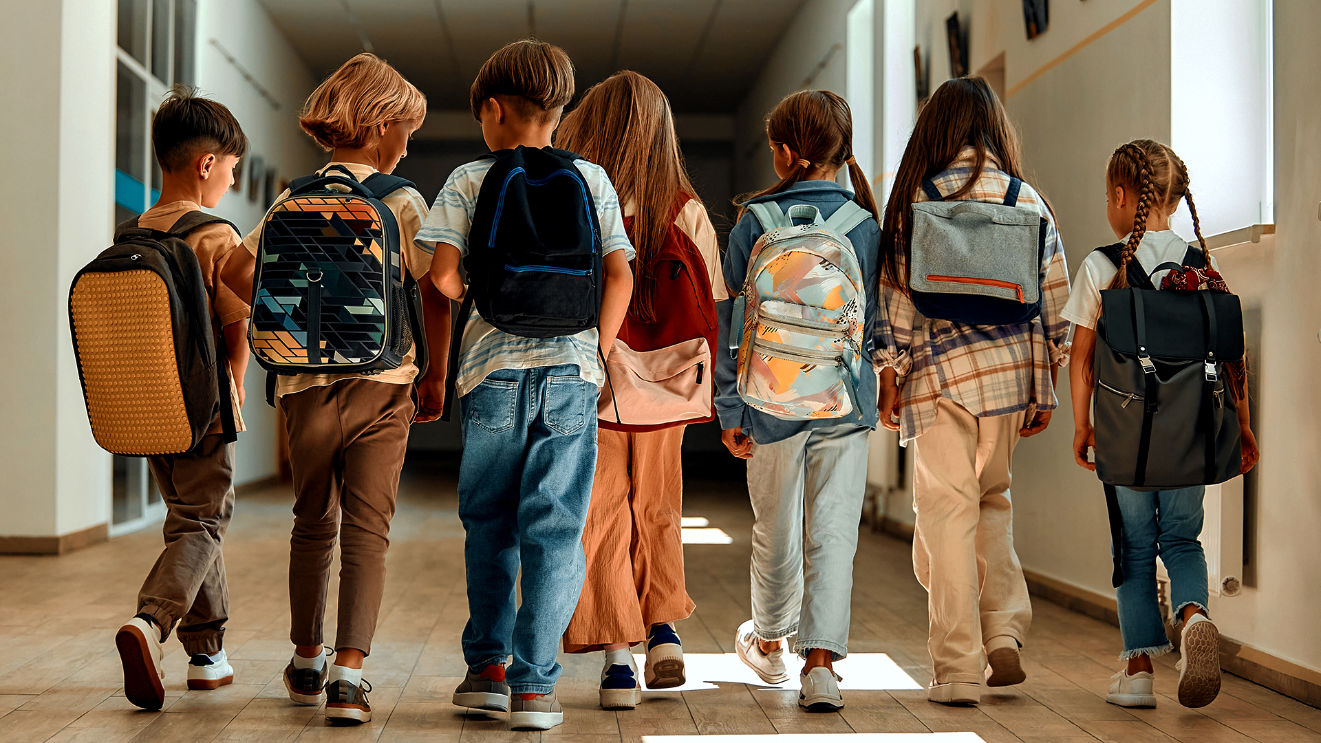 Grupo de escolares de camino a las aulas